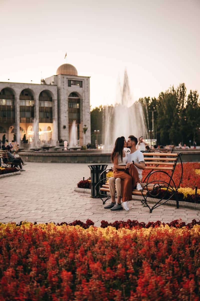Pareja sentados en un banco en la plaza de Ala-Too, en el centro de Bishkek.