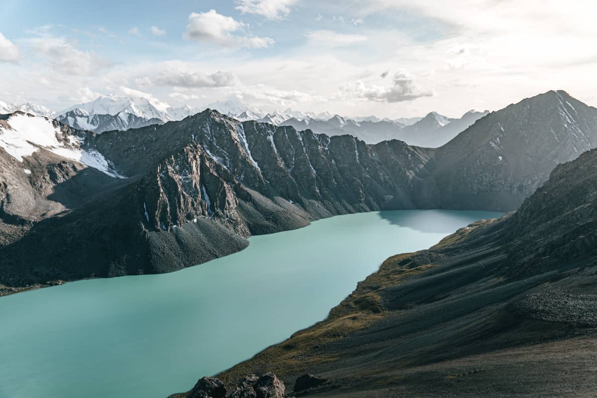 Lago Ala Kul y sus montañas nevadas alrededor, en Kirguistán.