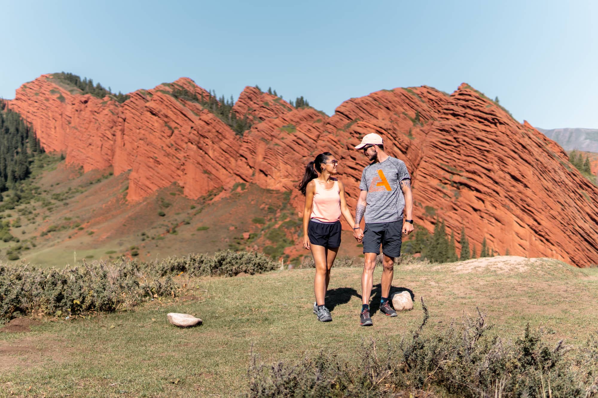 Valle de Jeti-Oguz, con las montañas rojizas de fondo, siendo una de las principales excursiones que hacer en Karakol.