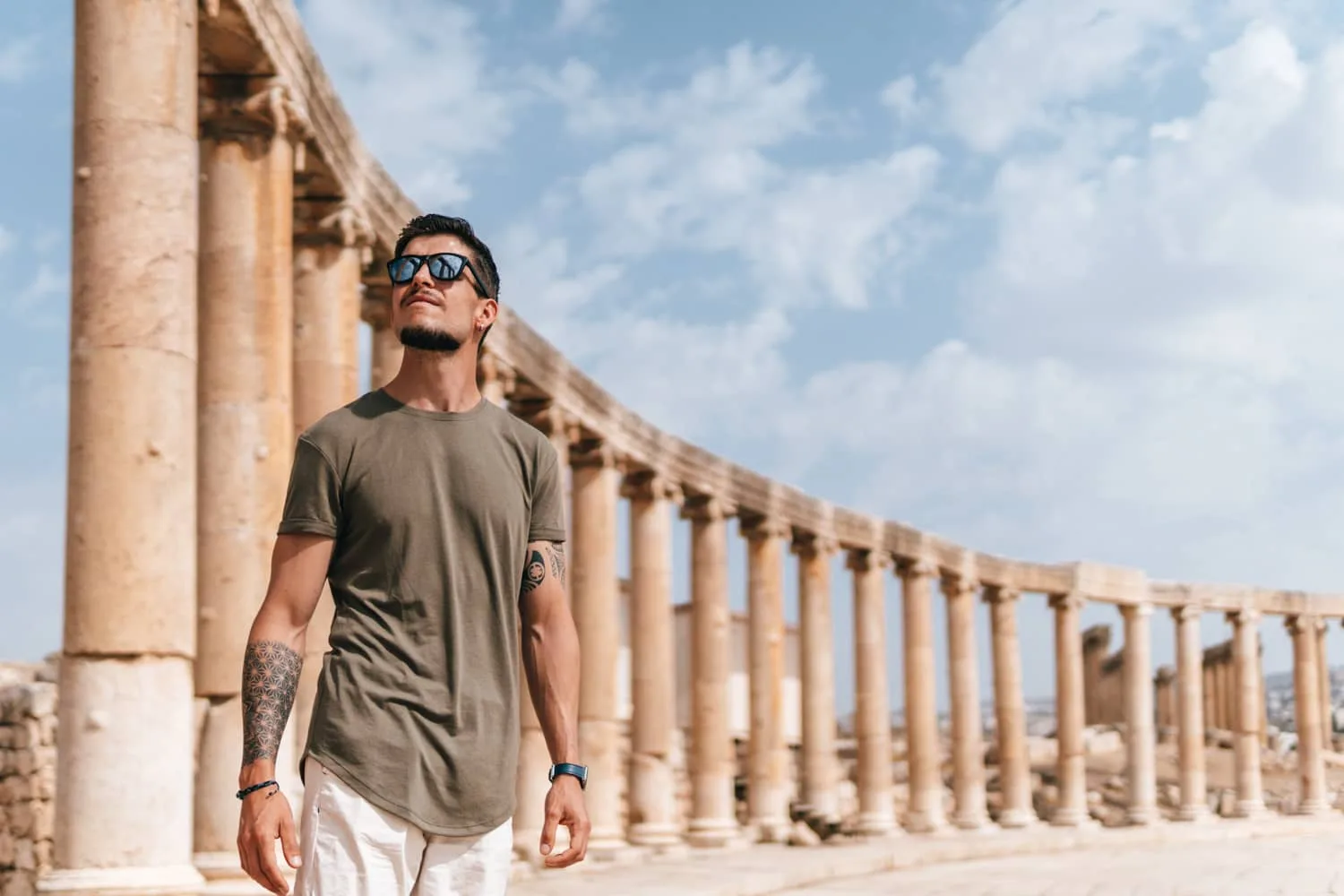 Chico, rodeado de columnas en la plaza oval de Jerash, uno de los puntos que ver en la ruta por Jordania de 7 días