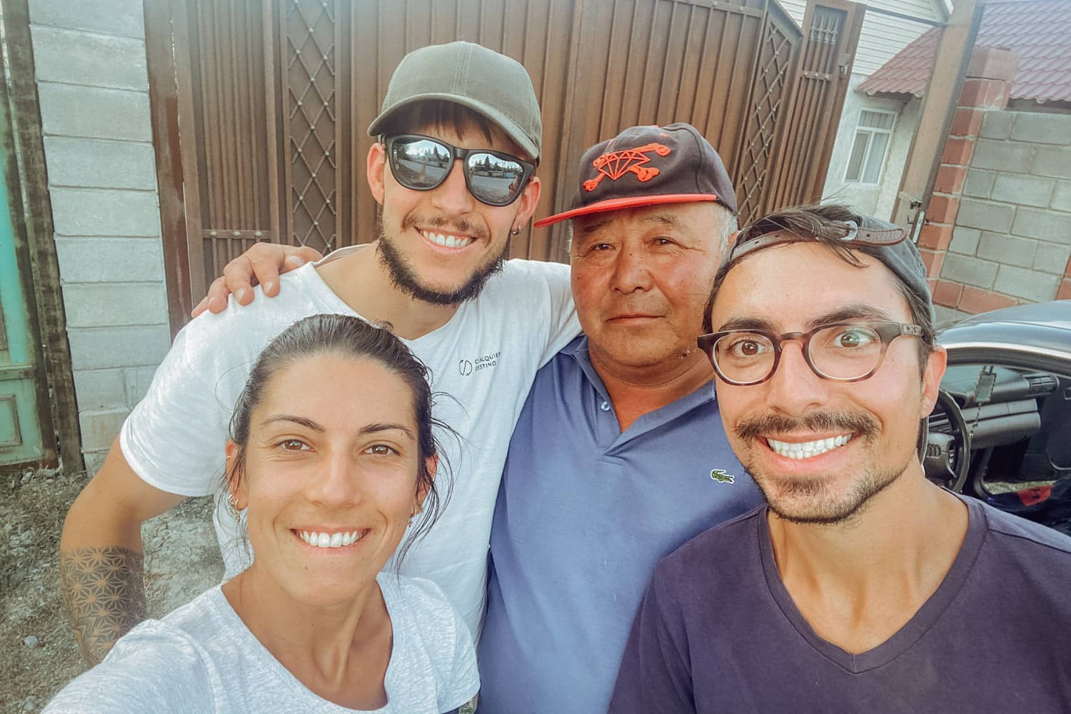 4 personas juntas haciéndose un selfie.