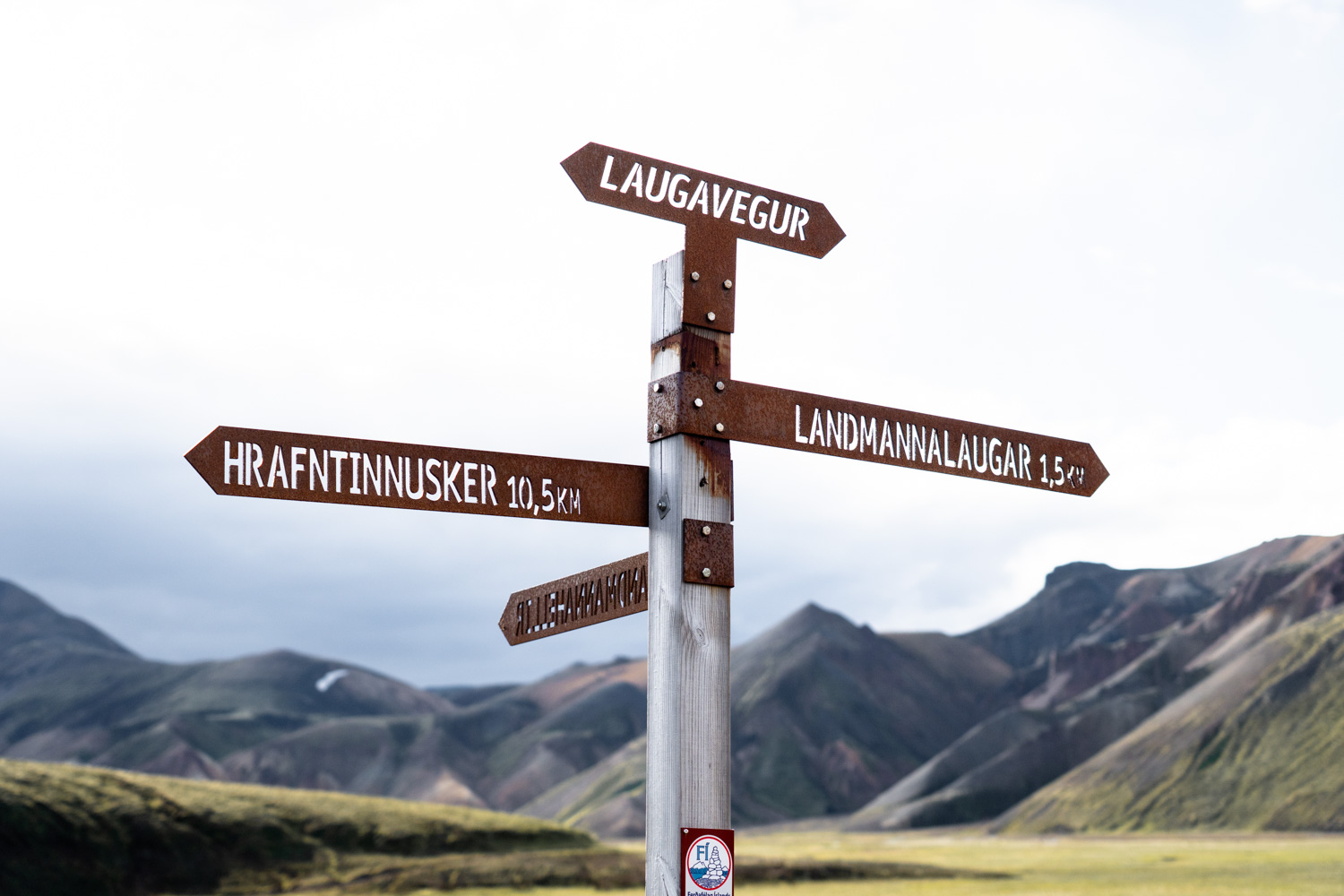 Cartel de direcciones para hacer eñ trekking en Landmannalaugar, una de las mejores partes de la ruta por Islandia en 10 días