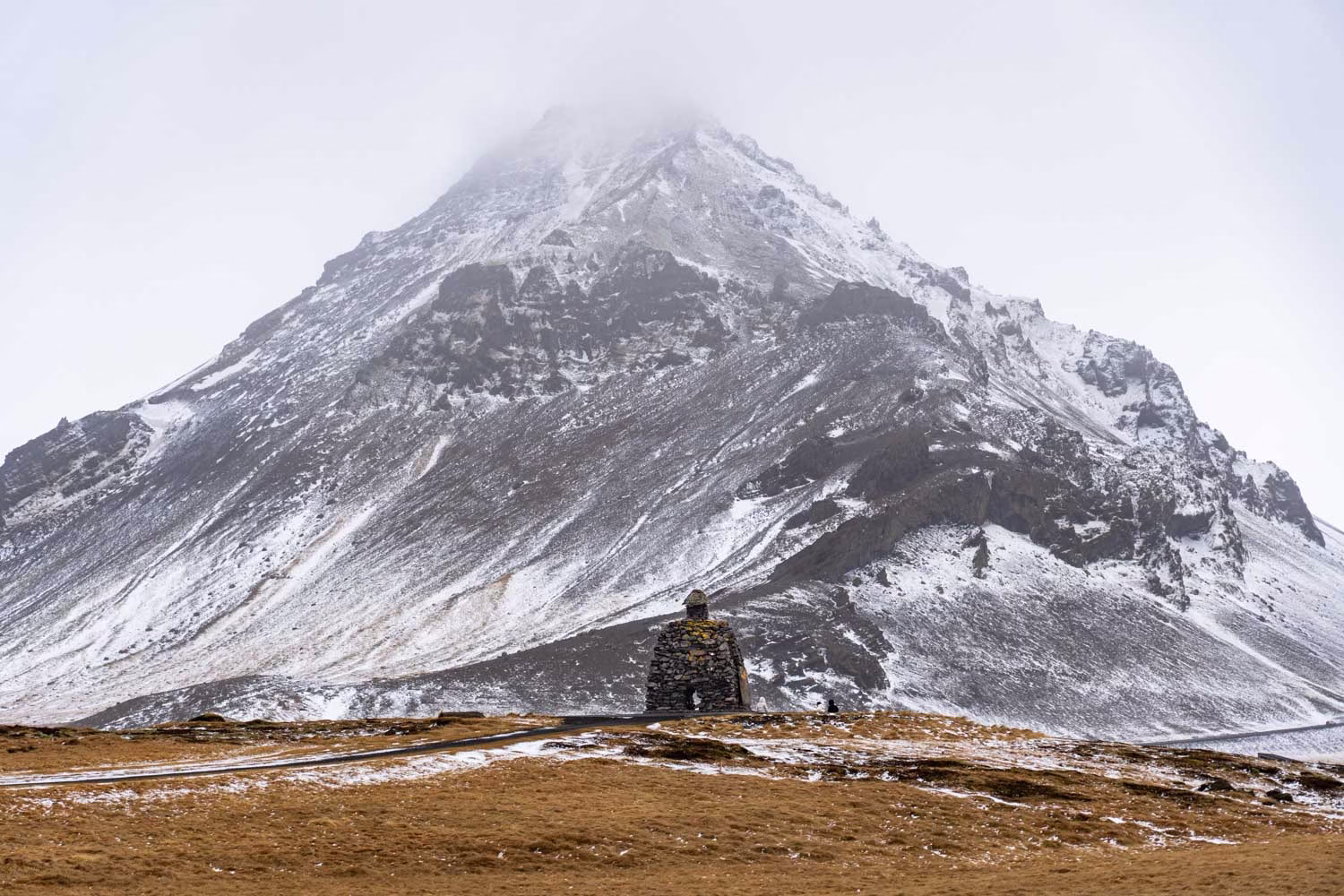 Montaña nevada, con un paisaje frío y tenebroso en la península de Snaefellsnes, en Islandia.