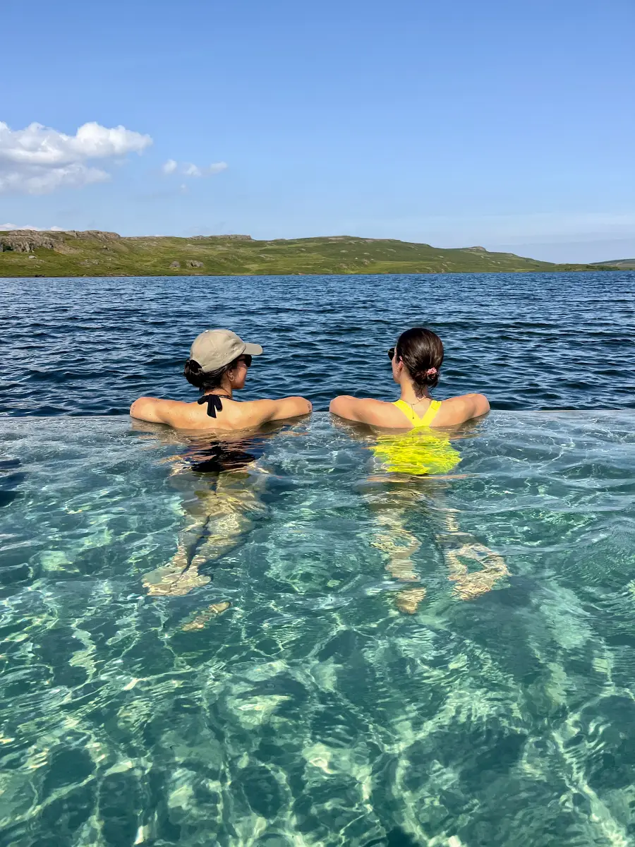 Chicas de espaldas en los baños termales de Vök, uno de los mejores de la ruta por Islandia en 10 días