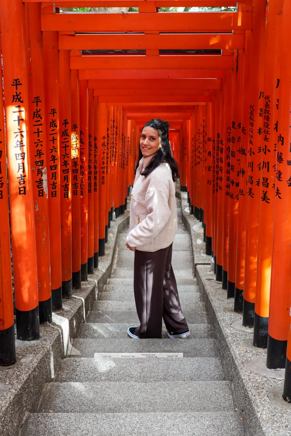 Chica en el túnel de torii