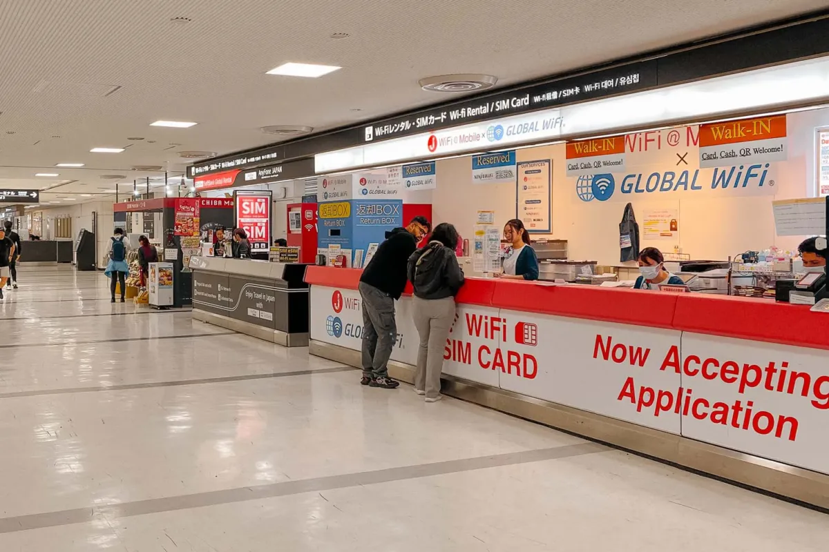 mostrador para recoger y comprar SIM en el aeropuerto de Narita en Tokio en Japón