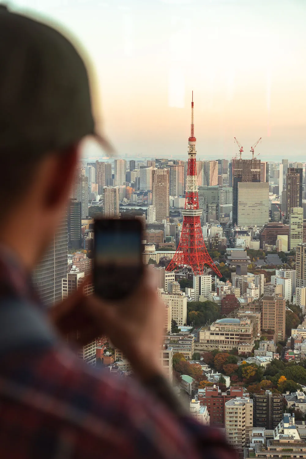haciendo un vídeo con el móvil para redes sociales usando internet en Japón