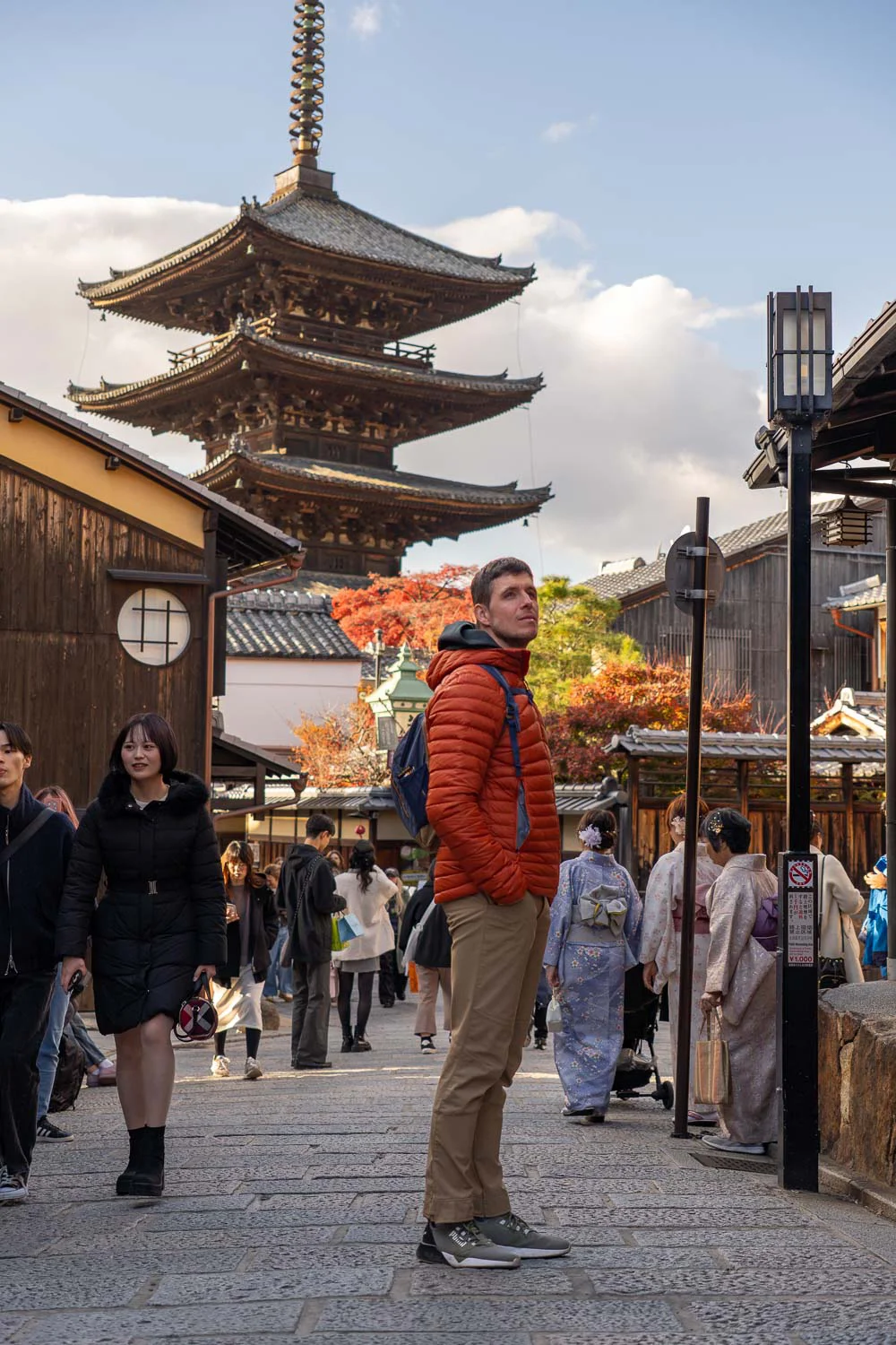Chico en plena calle con la Pagoda Yasaka de fondo, en Kioto, Japón.