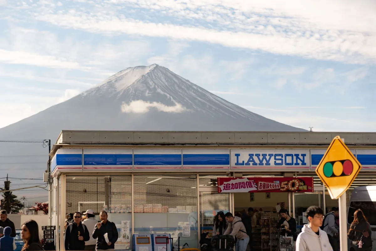 kombini Lawson y Monte Fuji de fondo