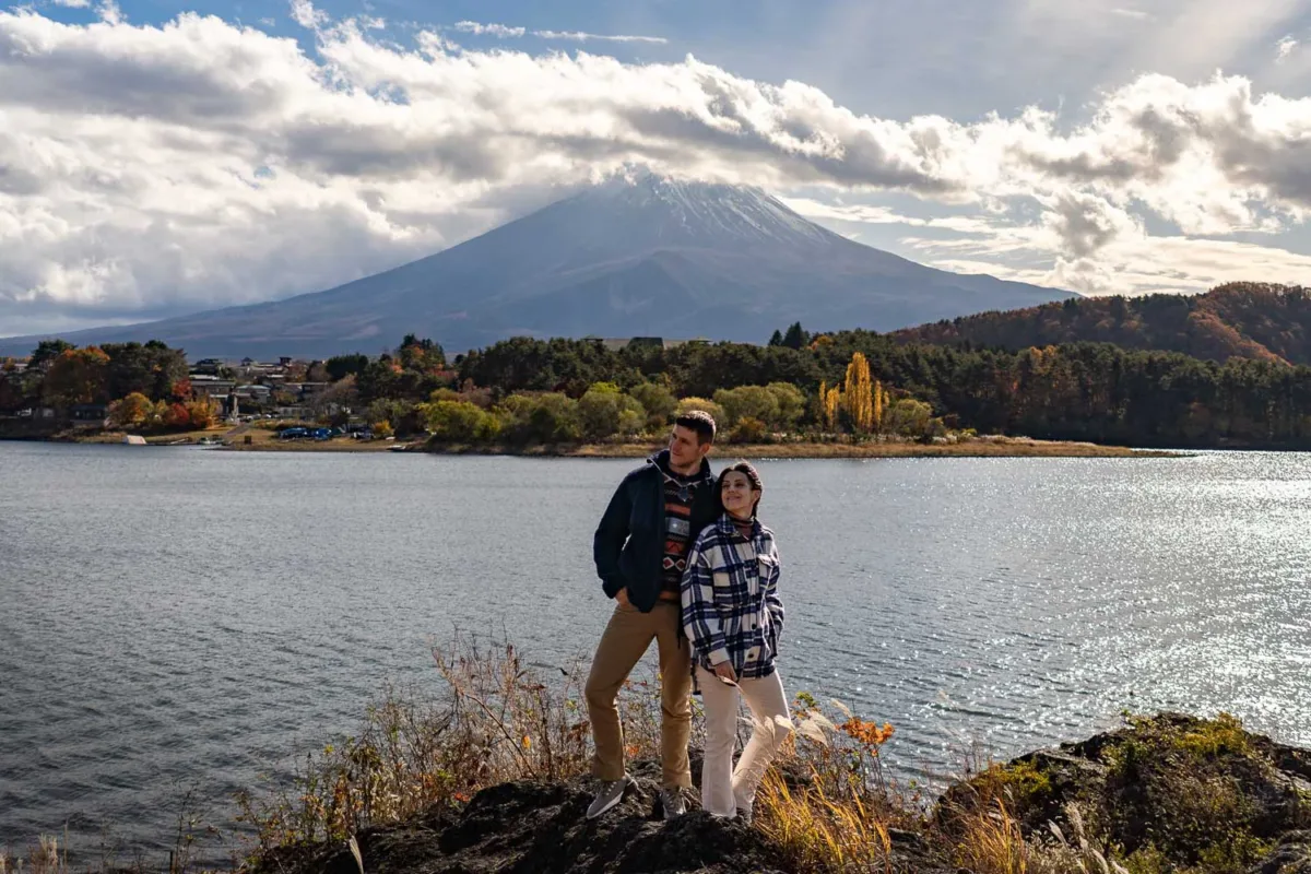 Pareja posando en uno de los spots con el Monte Fuji de fondo.