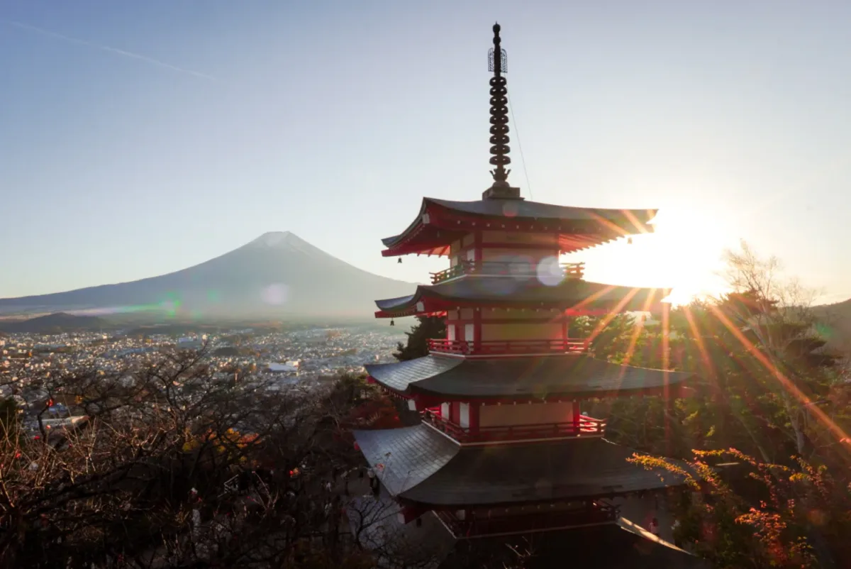 Atardecer con la Pagoda Chureito y con el Monte Fuji al fondo, un lugar importante en la ruta de 15 días por Japón.