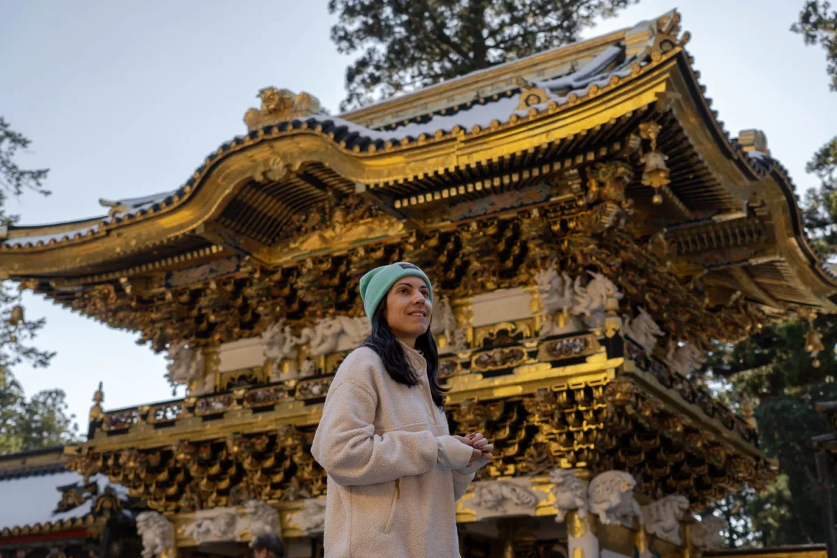 Chica en frente de la puerta Yomeimon, en Nikko, uno de los lugares indispensables en esta ruta de 15 días por Japón.