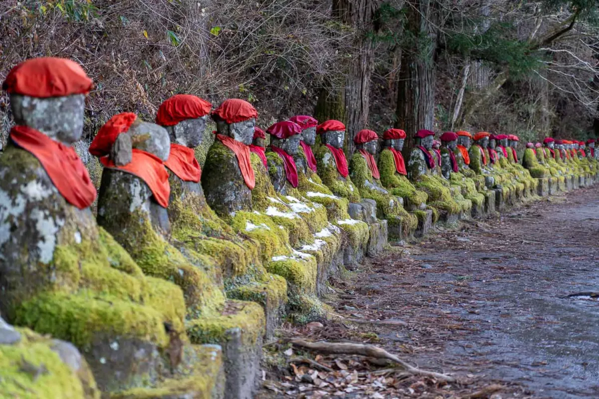 Estatuas de Jizo, al principio del Kanmangafuchi Abyss, en Nikko, Japón.