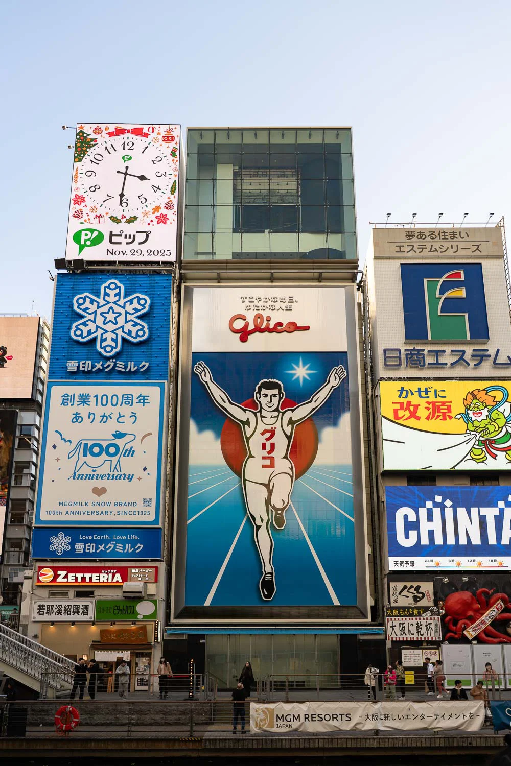 Mítico cartel de Glico junto al canal, uno de los lugares que ver en Osaka en 2 días