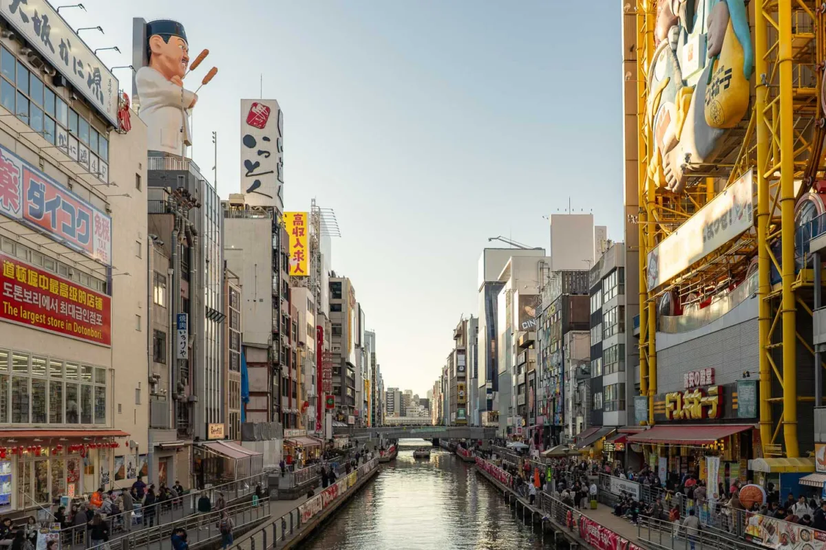 Canal de Dotonbori y paseos con tiendas a ambos lados