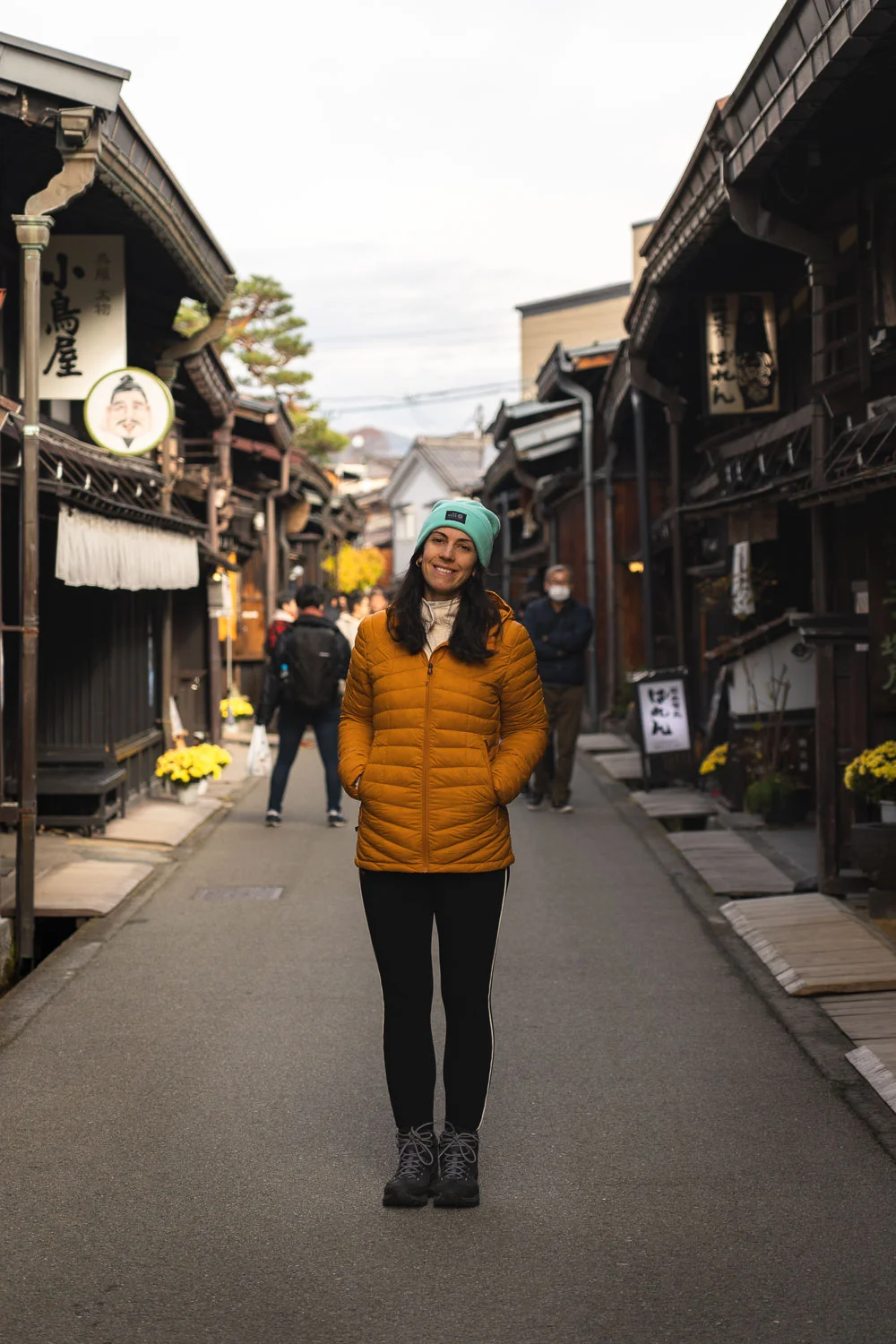 Chica posando en la calle Sanmachi Suji, en Takayama.