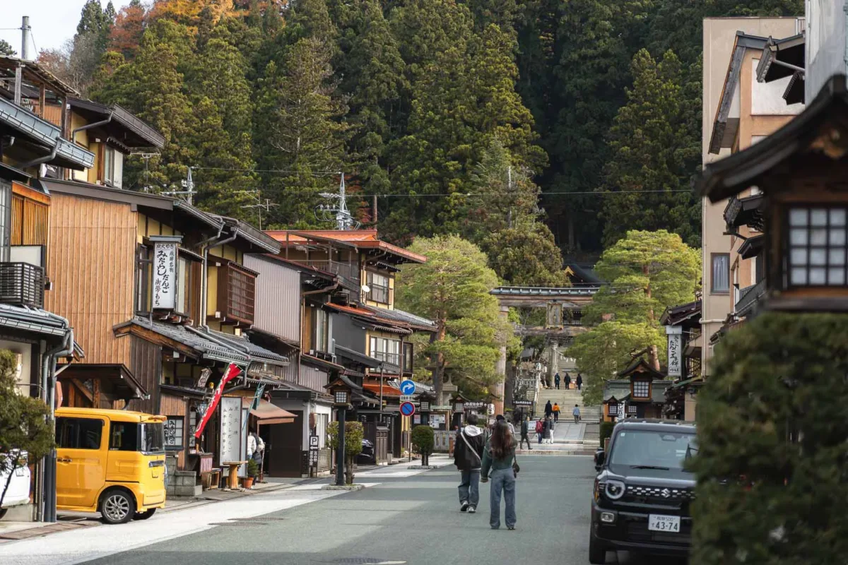 Calle peatonal de Takayama, un destino importante en la ruta de 15 días por Japón.