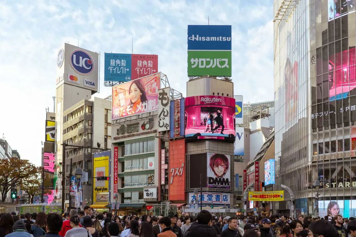 edificios y carteles publicitarios en Shibuya en Tokio