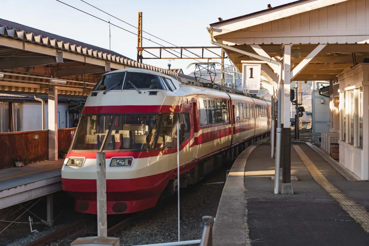 Tren en Japón en estación local, ejemplo de cómo moverse en Japón entre ciudades.