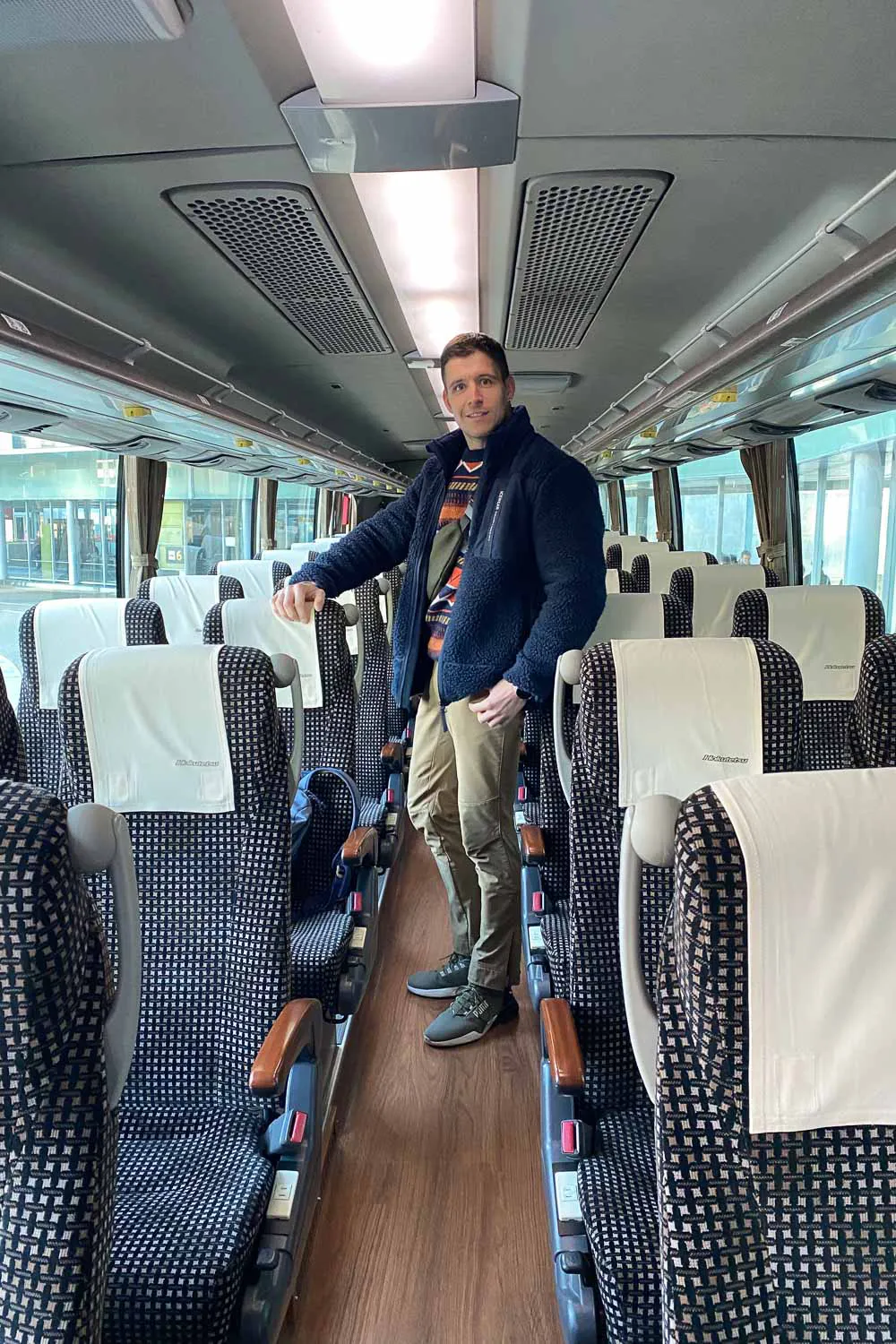 Interior de autobús en Japón como alternativa para moverse por el país.