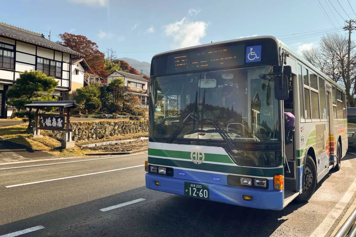 Autobús urbano japonés, en una parte rural del país.