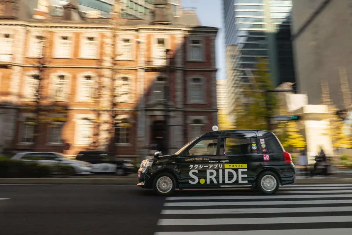 Taxi moviéndose por la ciudad de Tokio.