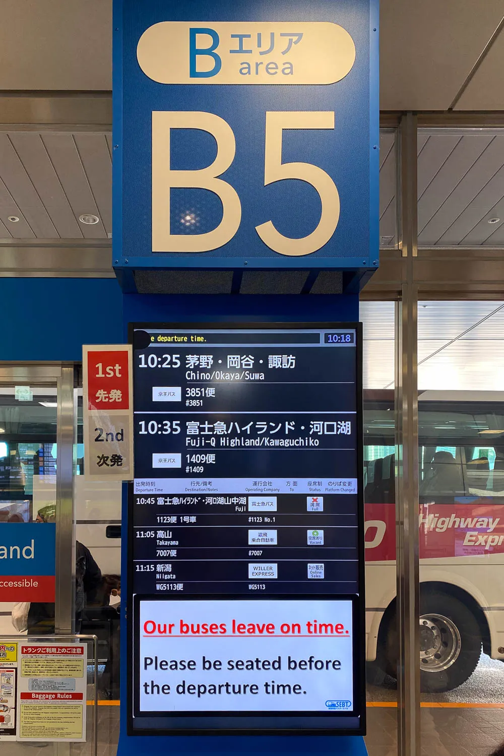 Panel informativo en estación de autobuses en Japón con horarios de salida.