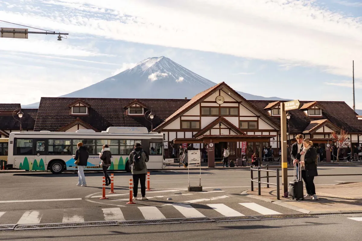 Estación de tren y de autobús de Kawaguchiko con el Fuji detrás.