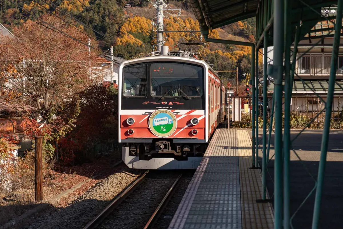 Tren local llegando en estación rural, ejemplo de cómo moverse por Japón.