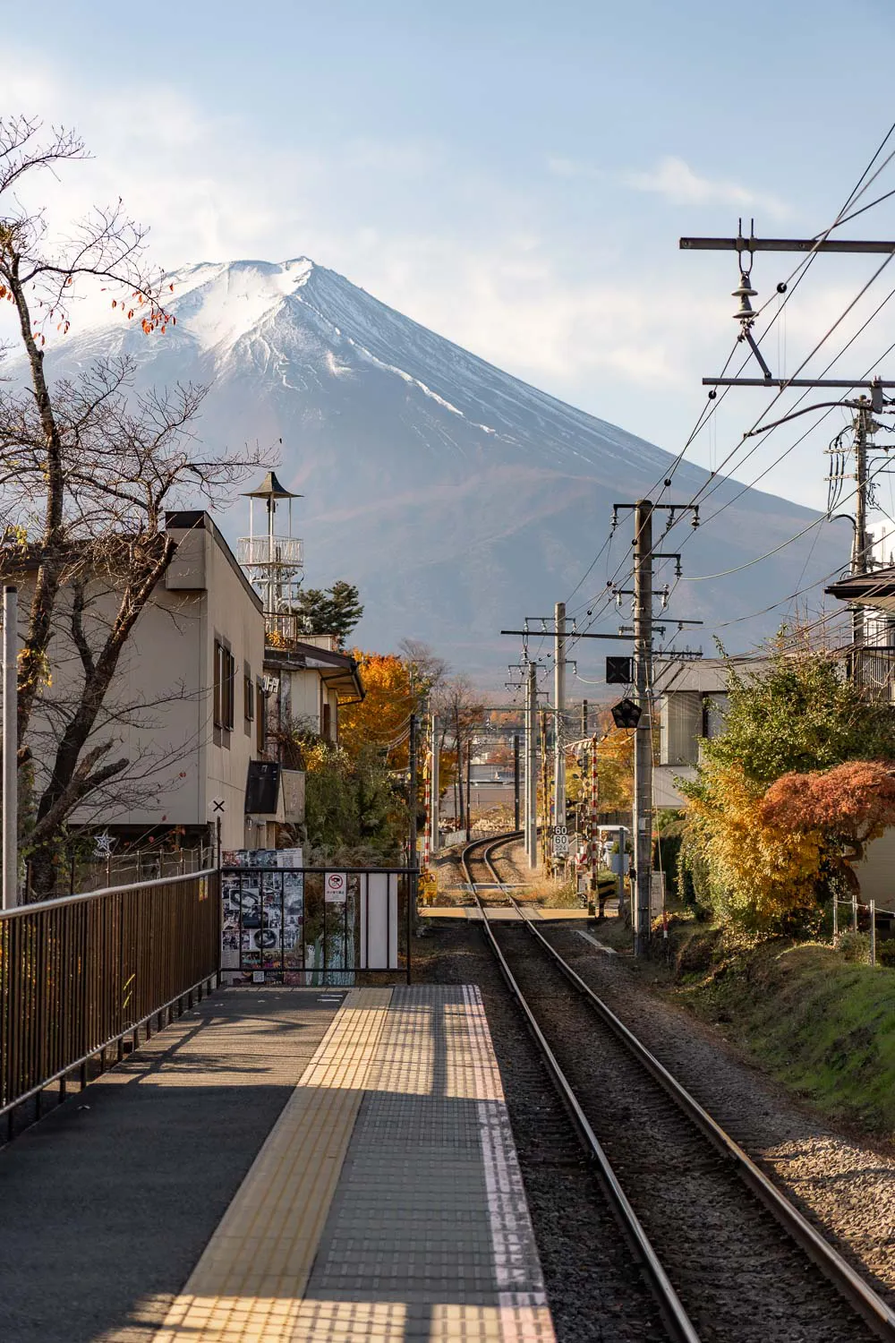 Estación de tren con el Monte Fuji al fondo.
