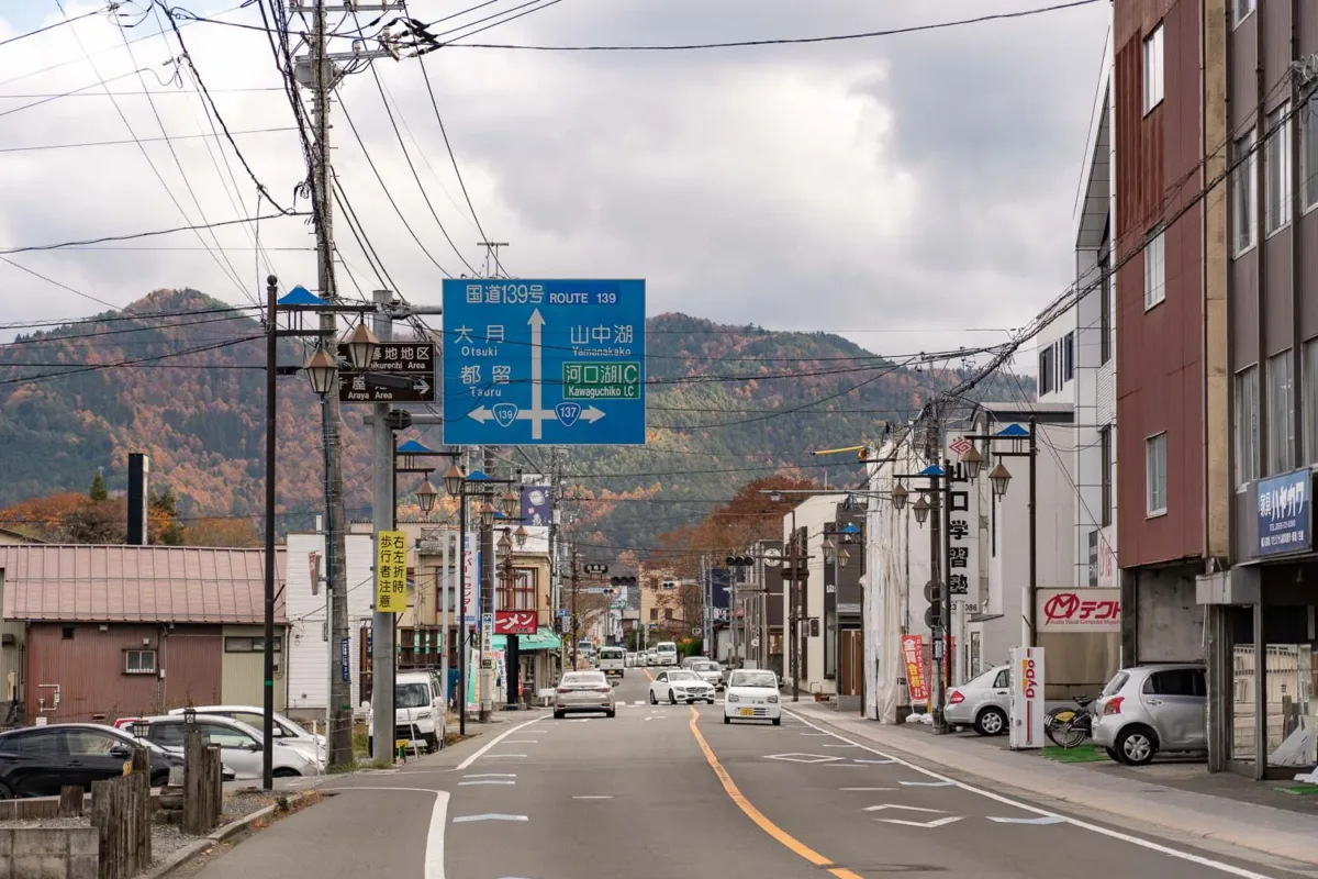 Calle en Japón con señalización vial y tráfico urbano, ejemplo de cómo moverse en Japón por carretera.
