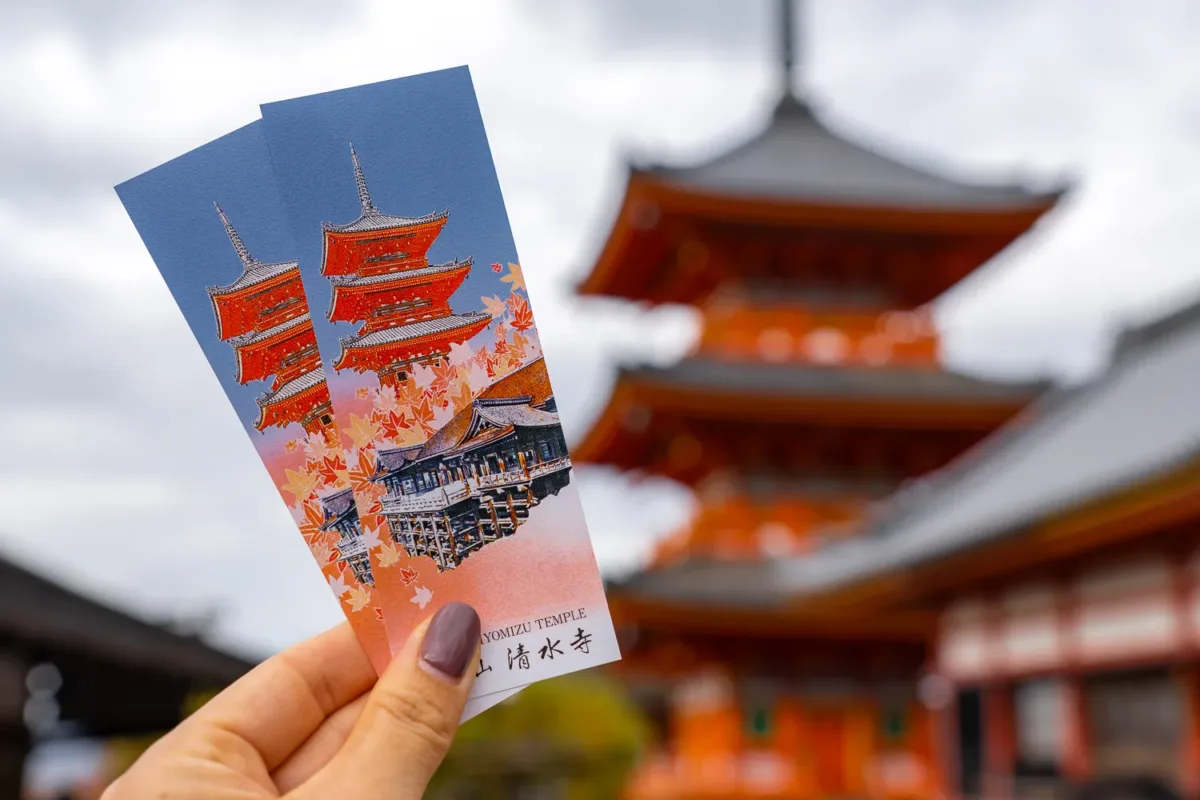 Entradas bonitas al templo Kiyomizu-dera con la pagoda de color naranja de fondo
