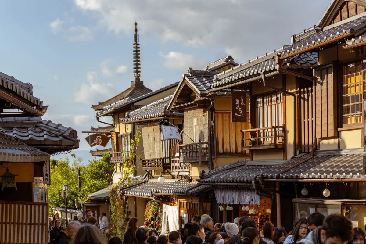 Calle tradicional Sannenzaka en Kioto con casas típicas de madera y gente paseando en una ruta de 2 días