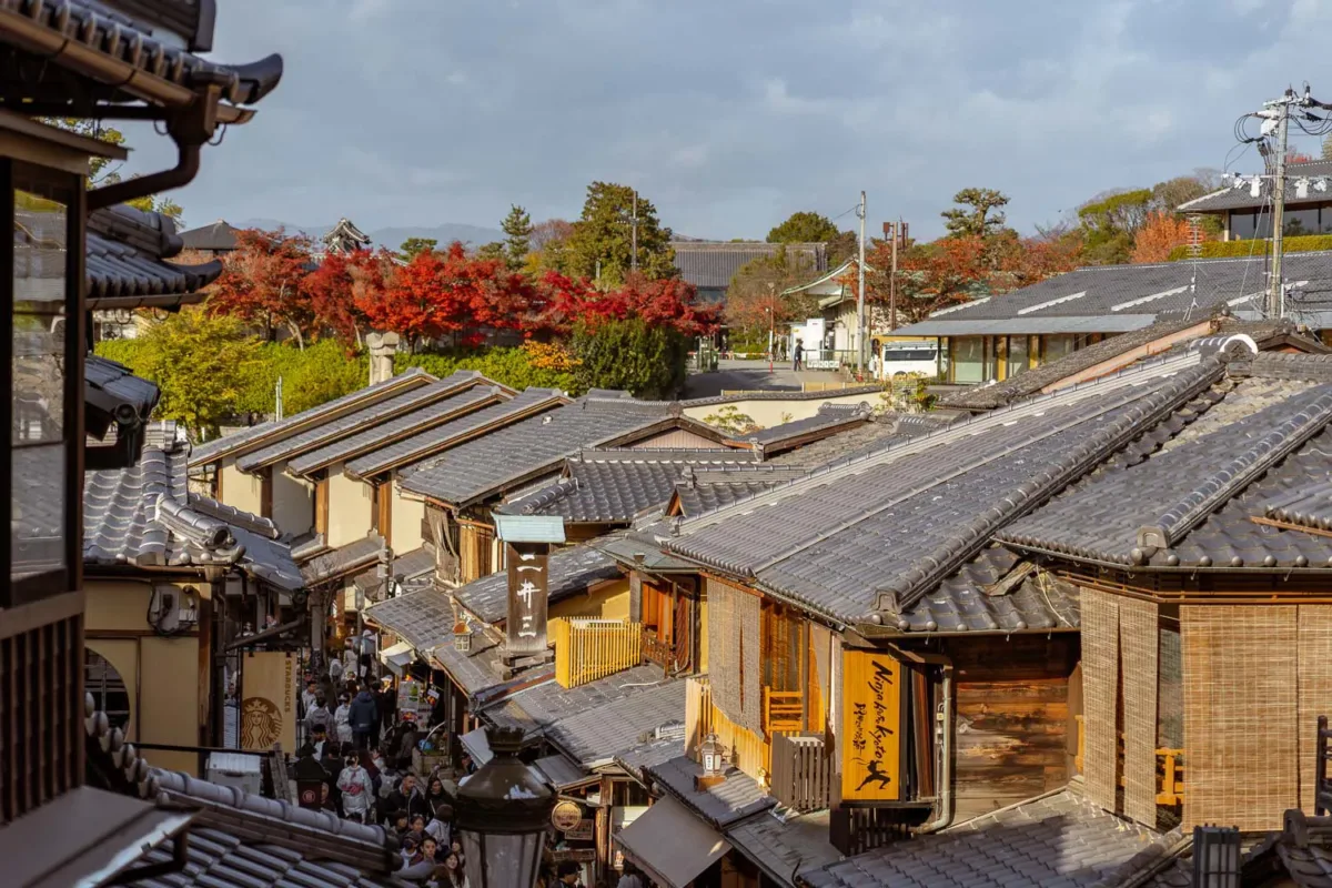 Calle Ninnenzaka en el barrio tradicional de Kioto con las casas de madera, de los mejores lugares que ver en 2 días