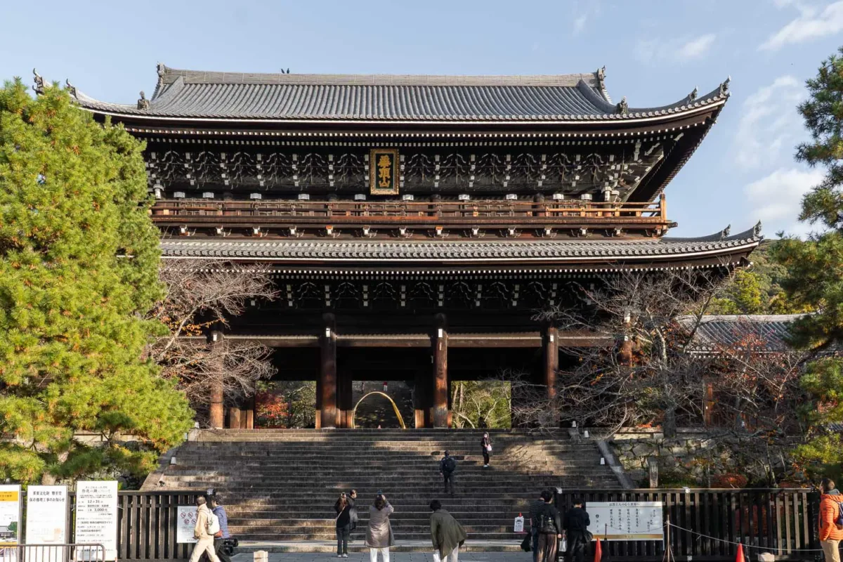 Enorme Puerta de madera que da acceso al templo Chion-in que ver en Kioto con escaleras de piedra