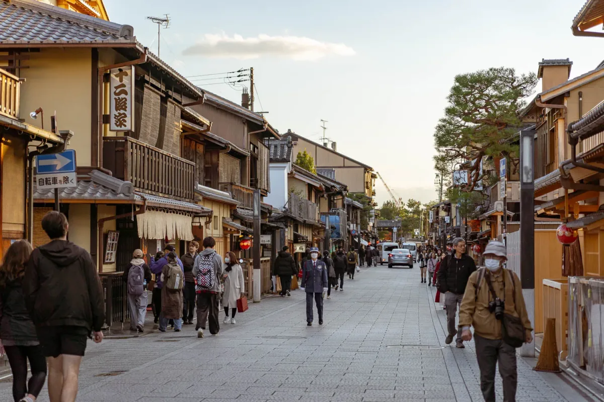 Calles tradicionales del barrio de Gion al atardecer, el barrio de Kioto donde ver geishas.
