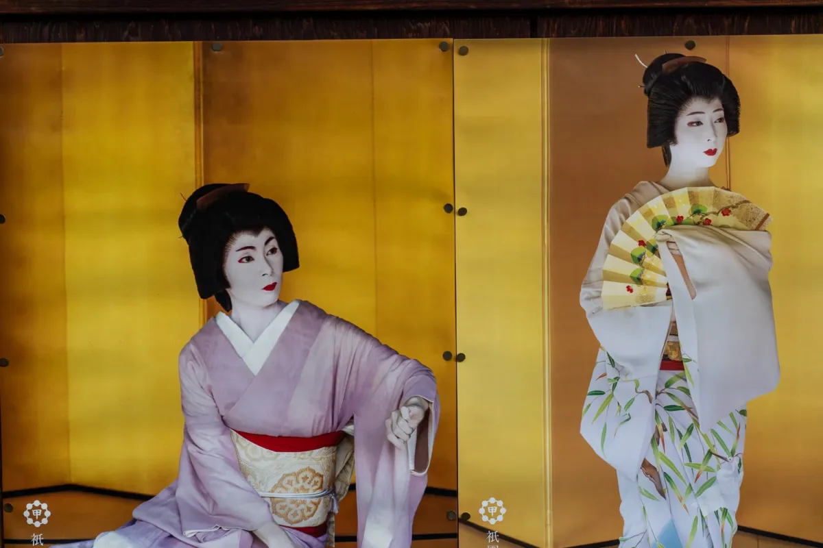 cartel con geishas haciendo uno de sus espectáculos