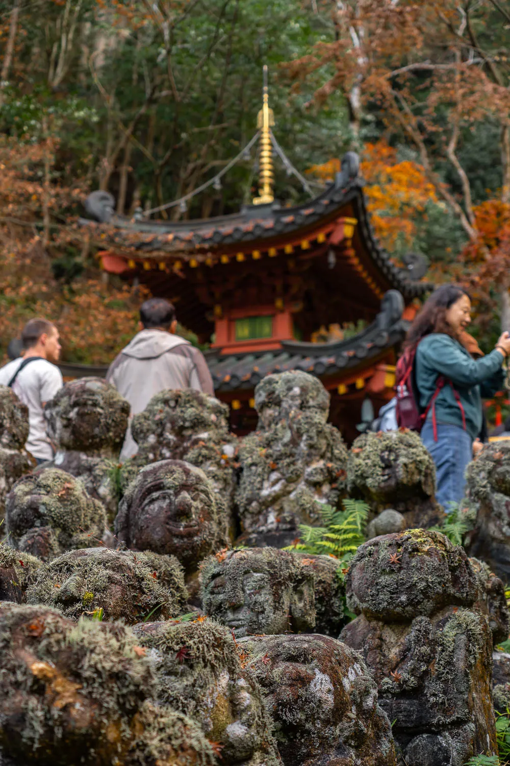 estatuas piedra con caritas en el Otagi Nenbutsuji y turistas de fondo