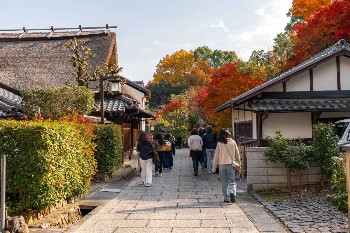 Calle tradicional del barrio de Arashiyama en el momiji, un paseo tranquilo durante un viaje a Kioto en 2 días