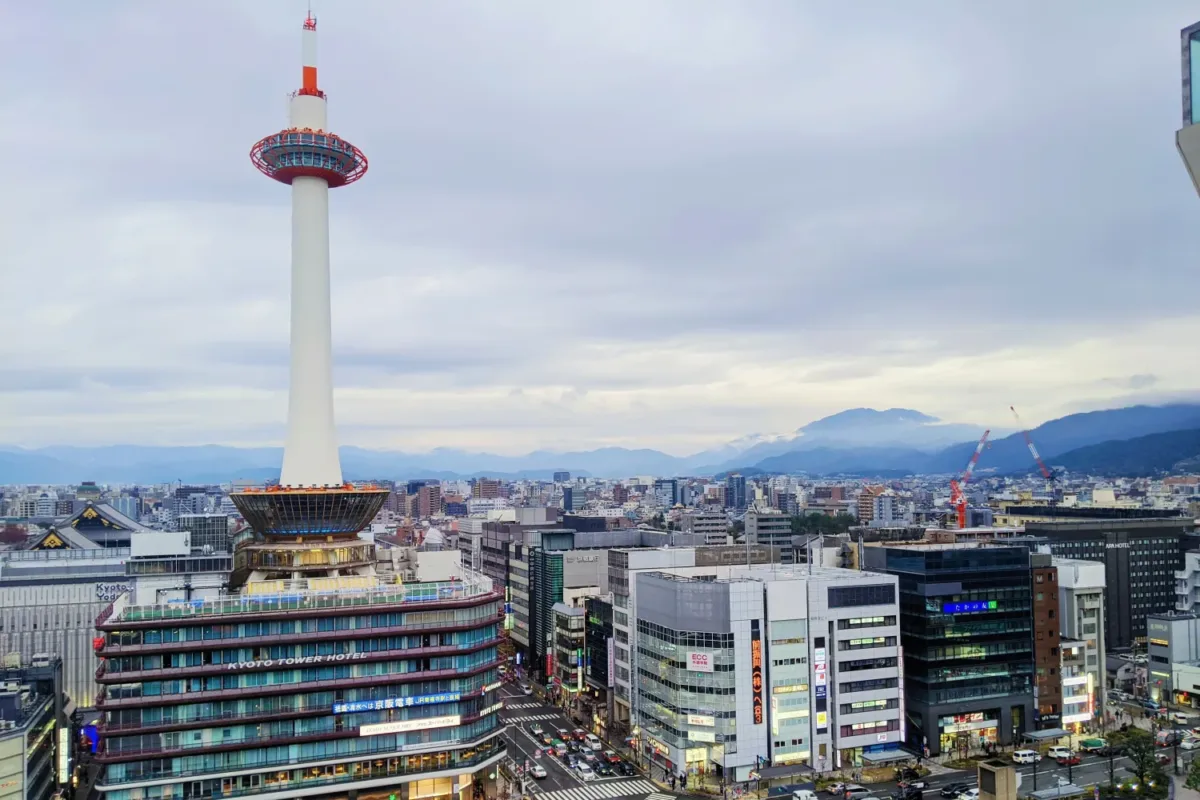 Torre de Kioto en zona moderna de la ciudad