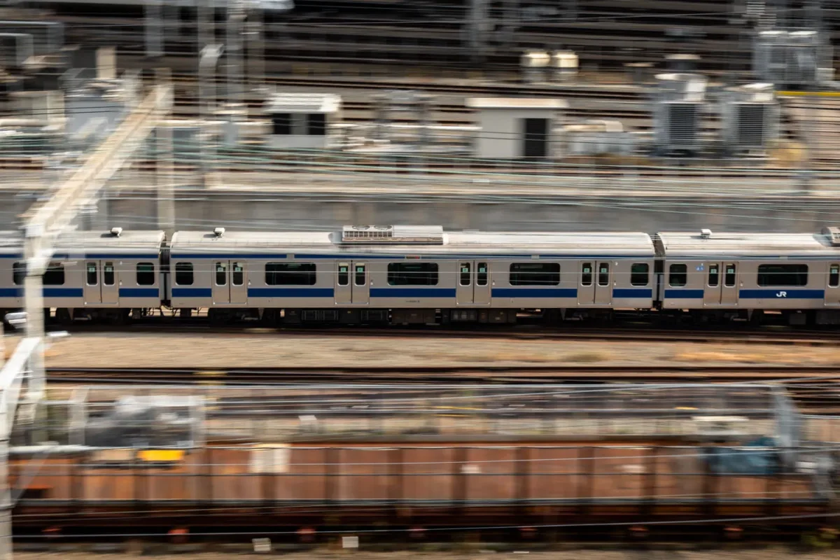 Trenes en movimiento, en la estación de Tokio.