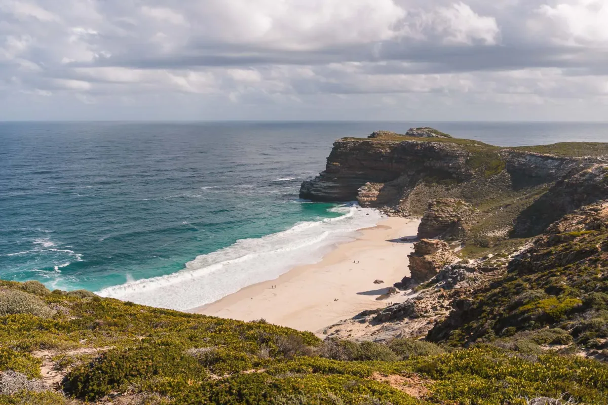 Vista desde un mirador a Diaz Beach, una playa salvaje en el Cabo de Buena Esperanza, Ciudad del Cabo