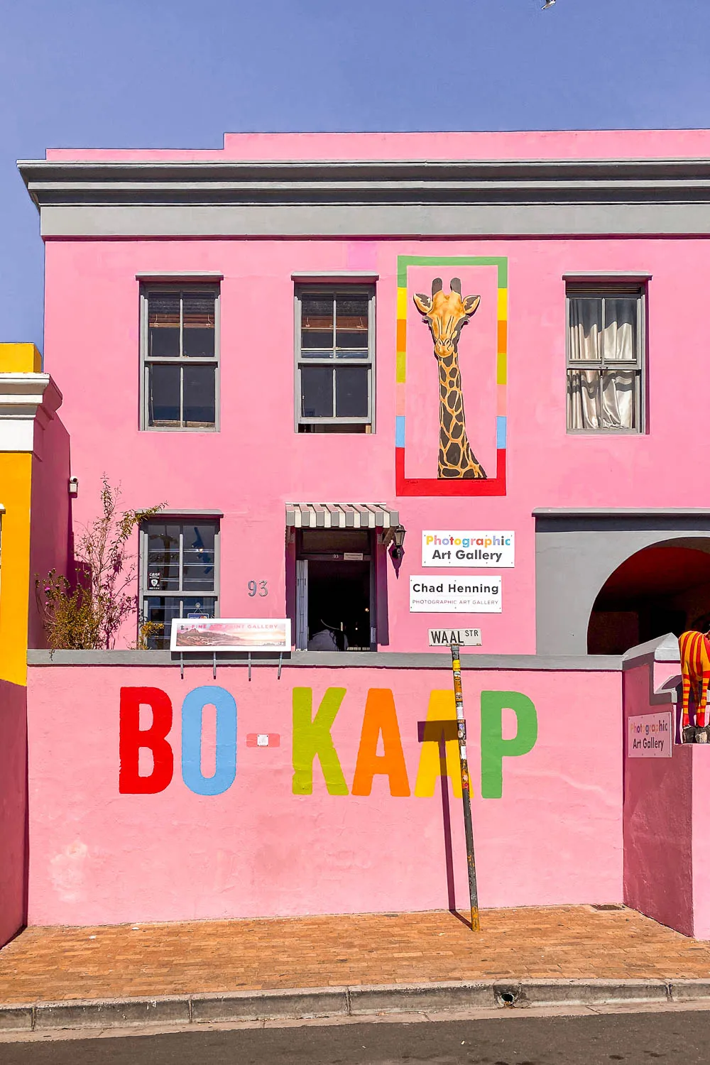 Galeria de arte con las letras de Bo-Kaap, en Ciudad del Cabo