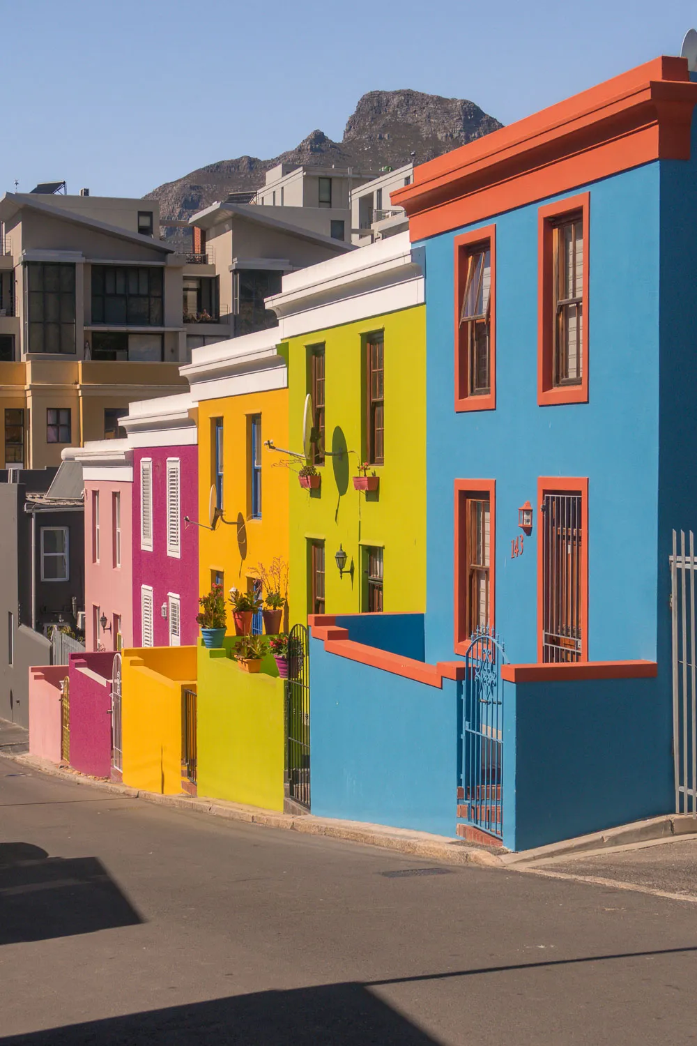 Calle casa de colores en Bo-Kaap, uno de los barrios qué ver en Ciudad de Cabo