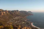 Panorámica de Ciudad del Cabo y Camps Bay desde Lion’s Head, uno de los mejores miradores qué ver en Ciudad del Cabo