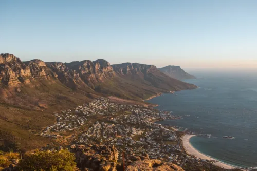 Panorámica de Ciudad del Cabo y Camps Bay desde Lion’s Head, uno de los mejores miradores qué ver en Ciudad del Cabo