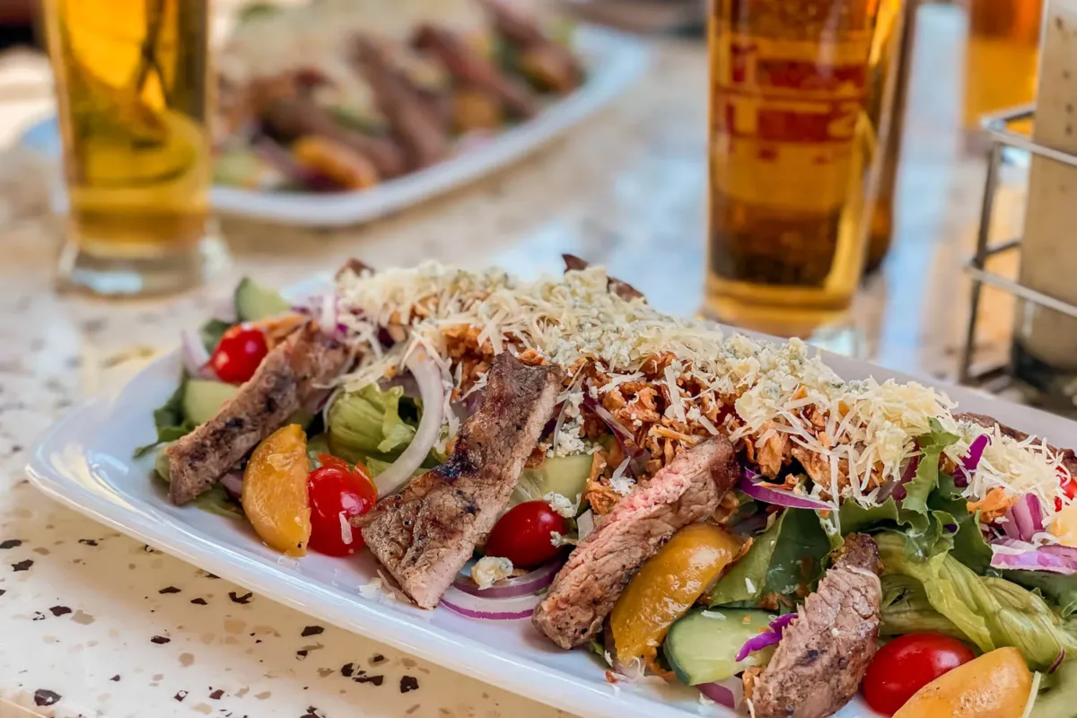 Plato de ensalada con ternera, tomates y hortalizas en uno de los restaurantes del Parque Nacional Kruger.