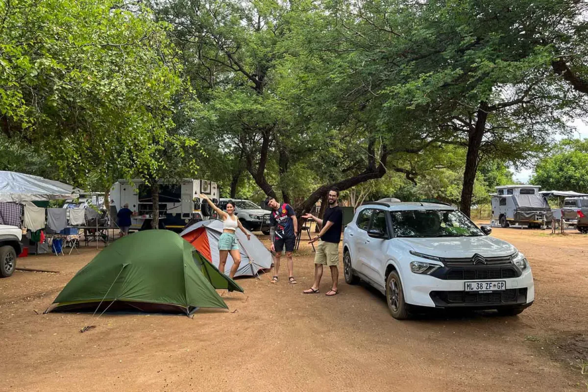 Parcela de un camping durante un safari por libre en Sudáfrica