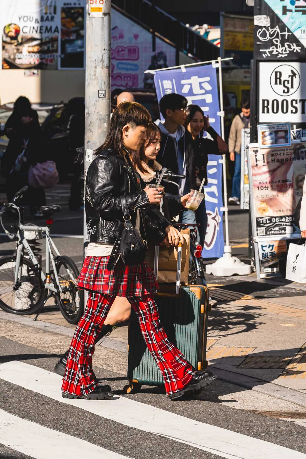 Locales japoneses con outfits originales paseando por la calle en Amerikamura en Osaka.