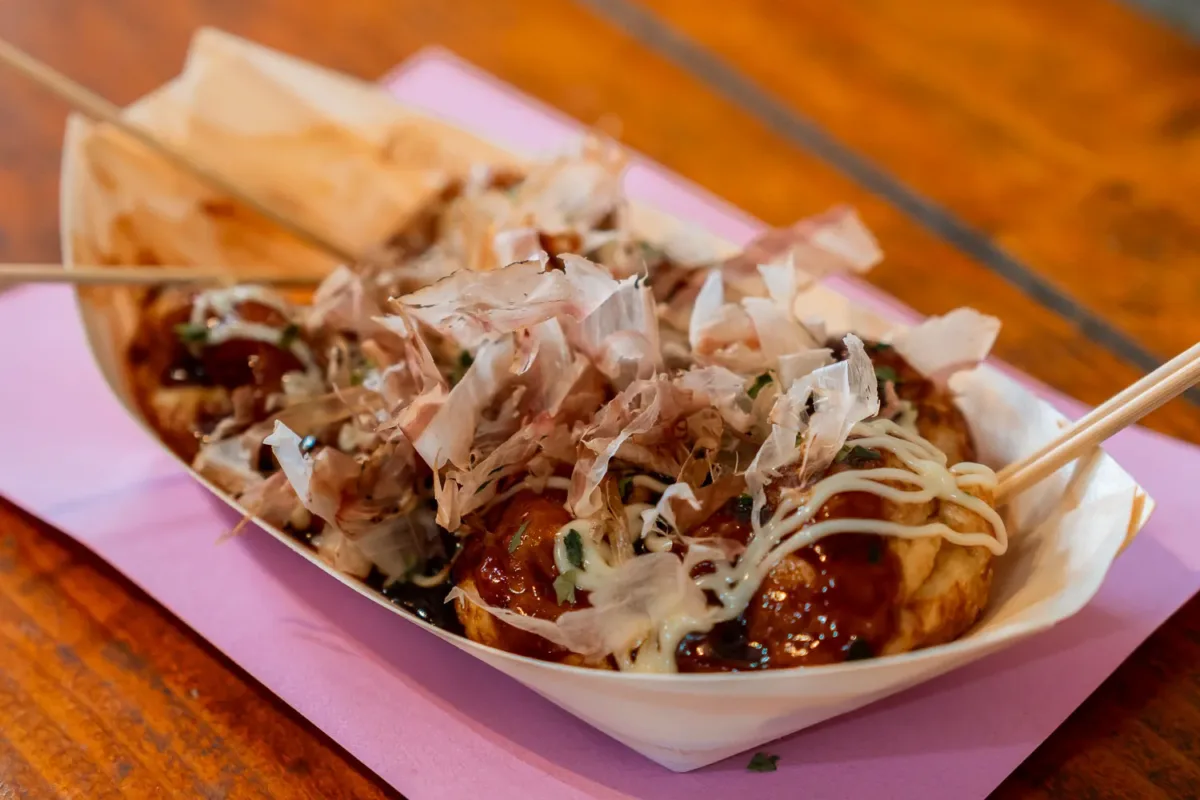 street food de Osaka: ración de takoyakis con salsa y virutas de atún seco